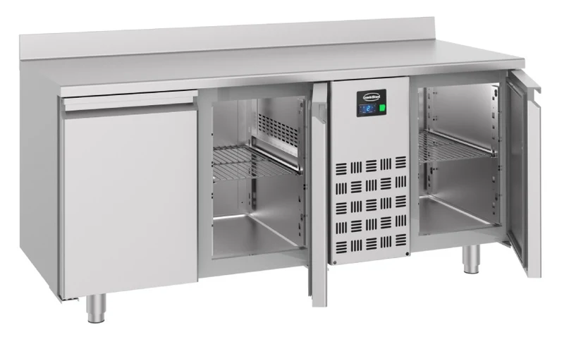 700 Kühltisch mit Aufkantung und 3 Türen, Monoblock, 474 Liter